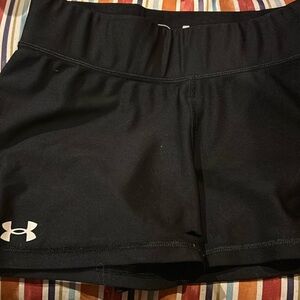 I am selling under armor shorts. Size medium. Black